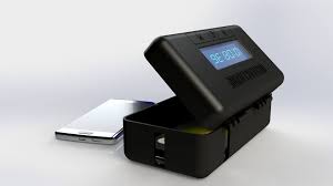 een telefoon naast de Distractagone - een telefoonkluis die telefoonafleiding van je weghoudt.