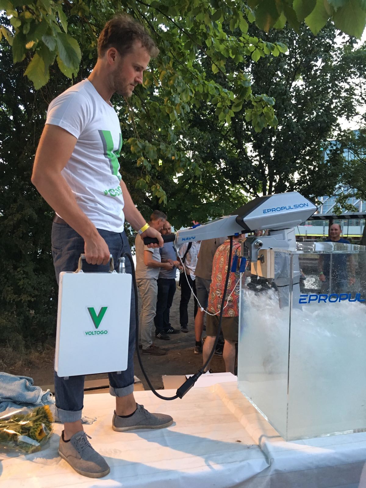 founding team met eerste productieklare Voltogo batterij 3