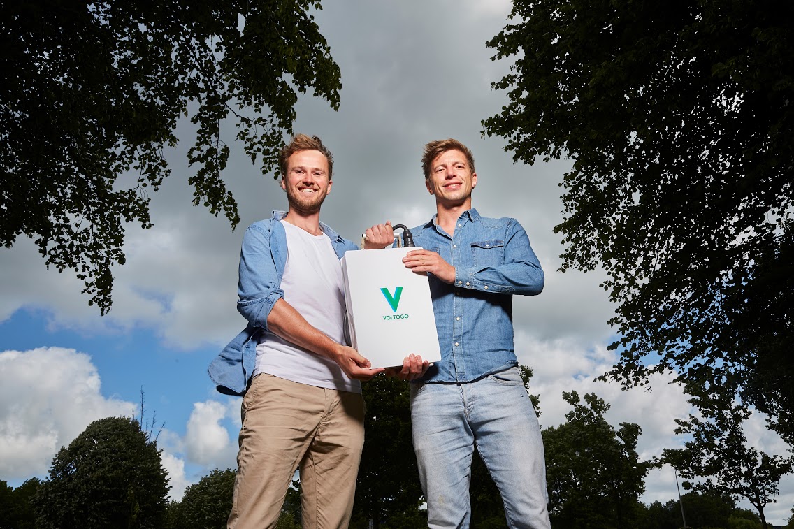 founding team met eerste productieklare Voltogo batterij 5