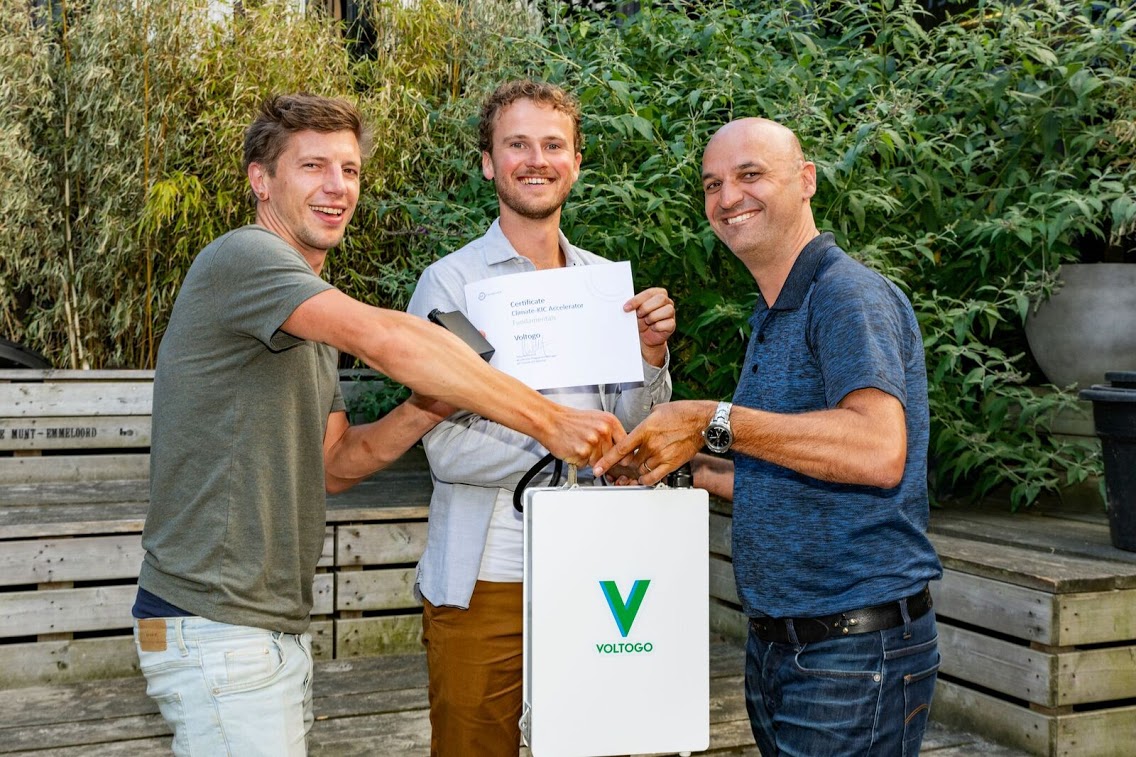 founding team met eerste productieklare Voltogo batterij